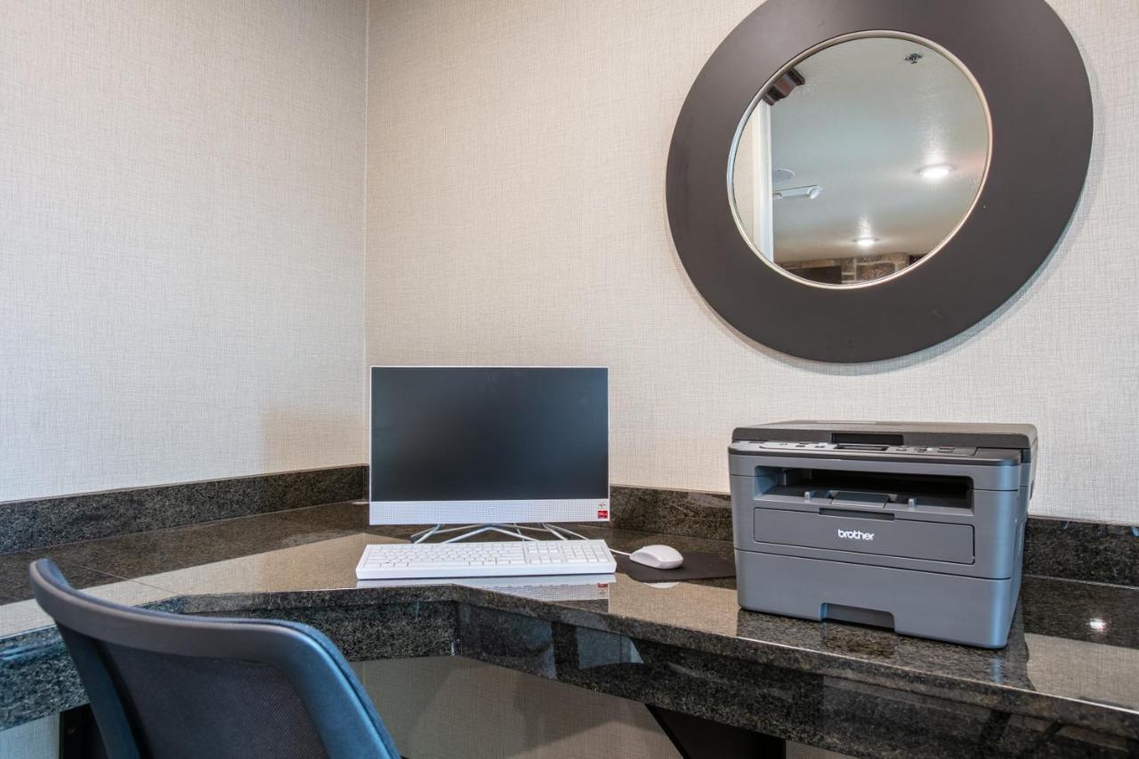Cobblestone Inn & Suites - Pine Bluffs Ngoại thất bức ảnh